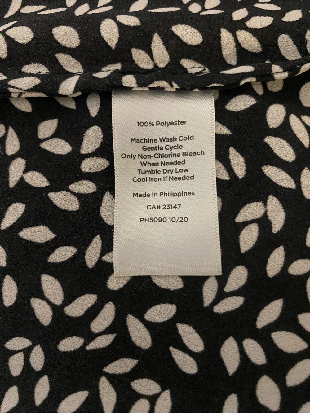 Talbots Black & White Sleeveless Split-Neck Printed Top Size Large - Picture 9 of 9